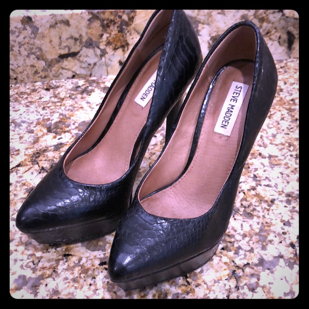 Black pumps